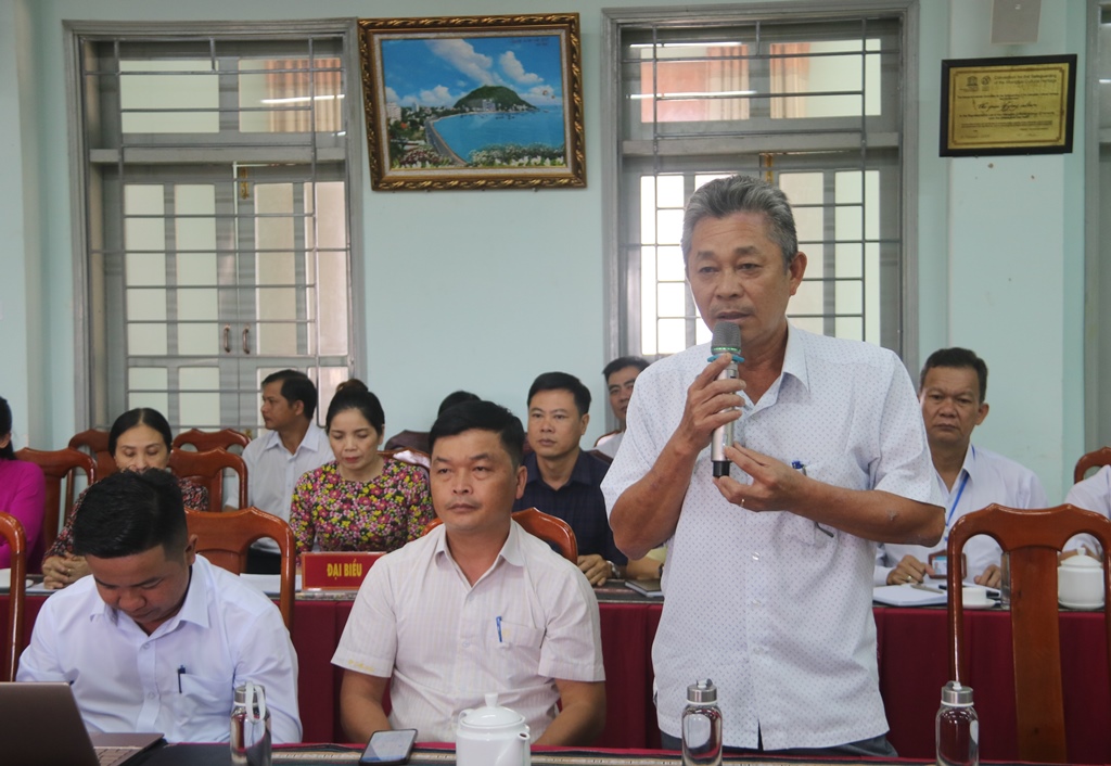 Đại biểu huyện Lắk tham gia ý kiến tại Hội nghị.